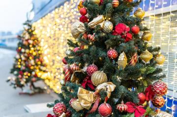 Изображение к статье '«Киевская площадь» создает праздничное настроение: новогоднее оформление'